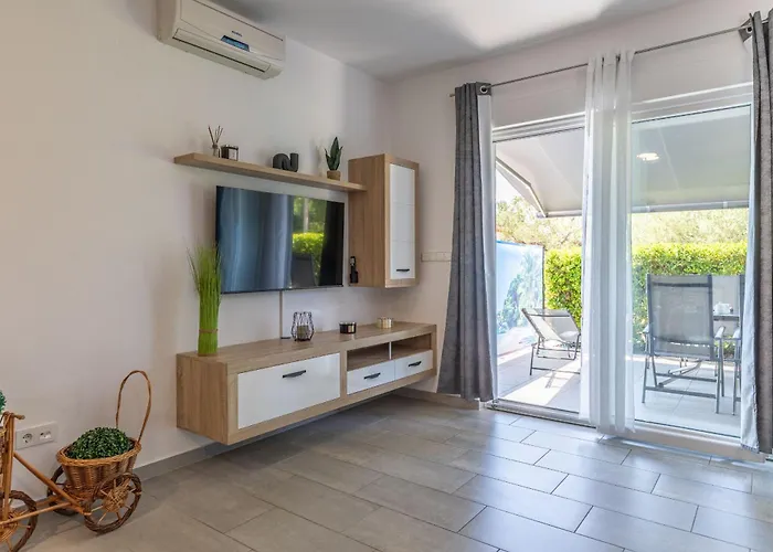 Apartment Sea & Stone No 2 In Starigrad Paklenica