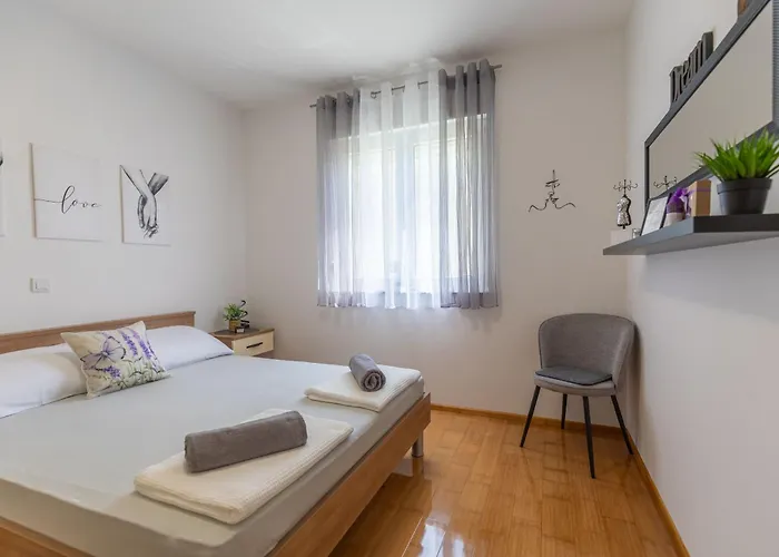 Apartment Sea & Stone No 2 In Starigrad Paklenica