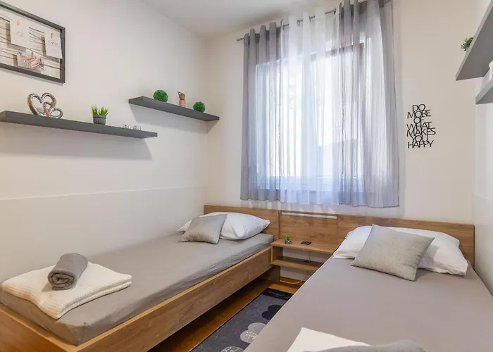 Apartment Sea & Stone No 2 In Starigrad Paklenica
