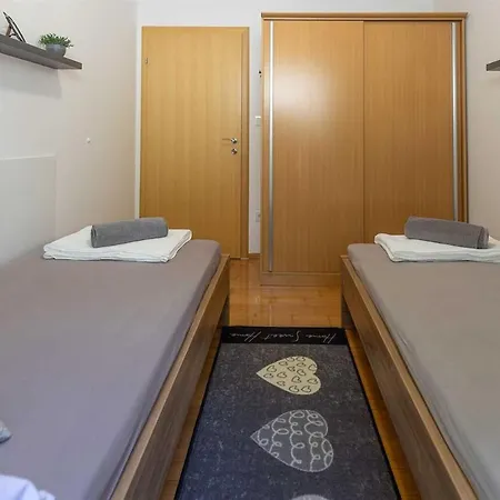 Apartamento Sea & Stone No 2 In Starigrad Paklenica